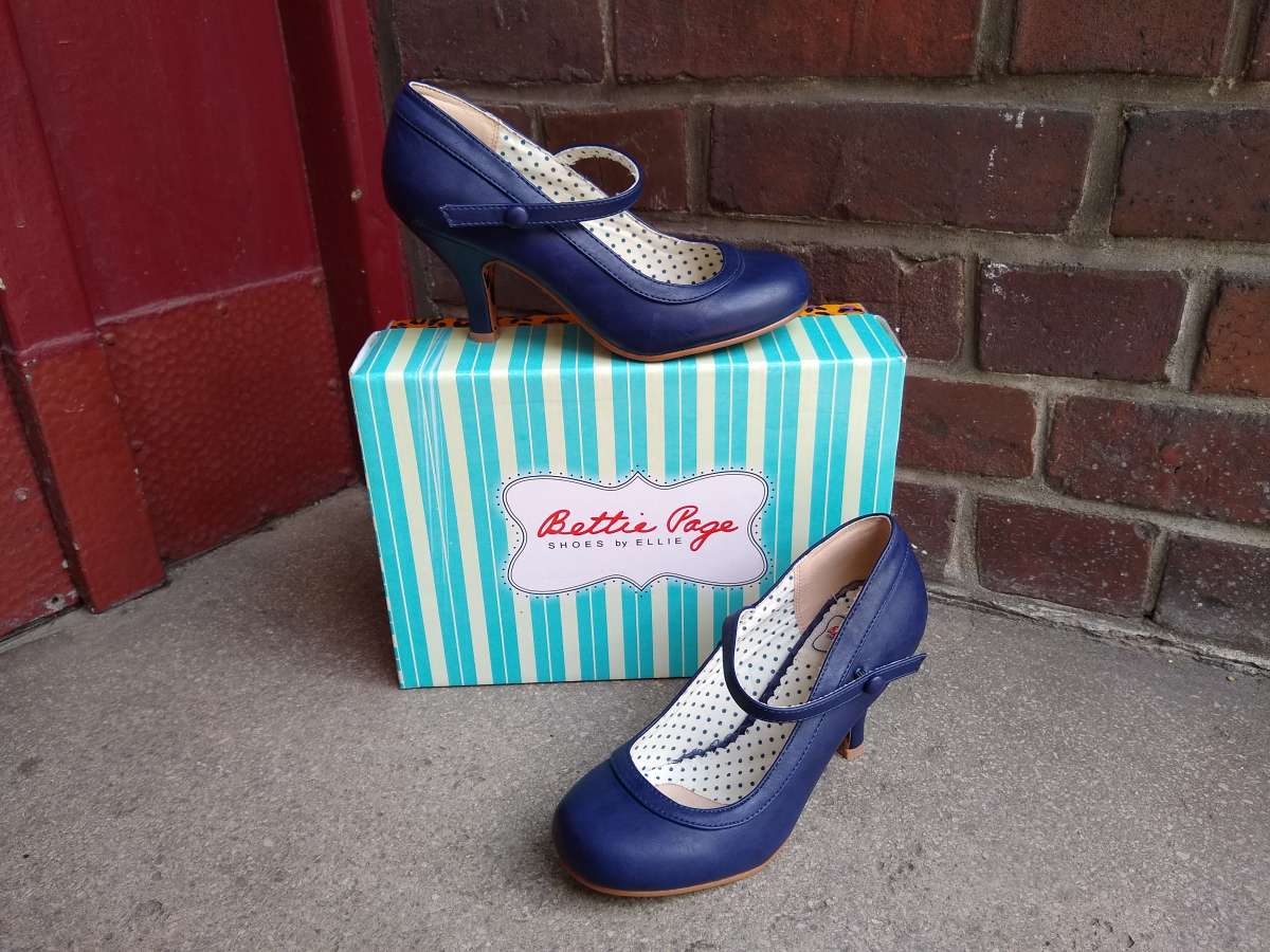 Vintage strappy pump by Betty Page in red or dark blue